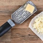 Unite il parmigiano grattugiato e un pezzo di burro freddo