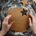 Usate formine per biscotti per creare le forme desiderate