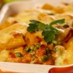 Versate la pasta condita in una pirofila, livellandola con un cucchiaio