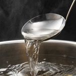 Aggiungete l’acqua di cottura messa da parte