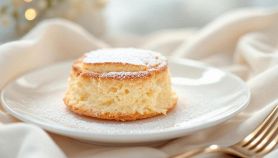 Angel cake soffice e chiara spolverata con zucchero a velo