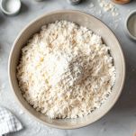 Mescolate la farina, il cocco rapè e lo zucchero