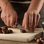 praticare un'incisione a forma di croce sul lato di ogni castagna