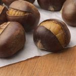 Disponete le castagne sulla teglia in un unico strato, assicurandovi che siano ben distanziate tra loro