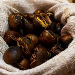 Una volta cotte, togliete le castagne dal forno e copritele con un panno pulito per circa 5-10 minuti.