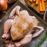 Inserite il cappone nel forno preriscaldato e cuocetelo per circa 60 minuti, girandolo a metà cottura