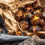 Dopo 15 minuti, aprite il forno e mescolate delicatamente le castagne con una spatola o un cucchiaio di legno