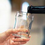 Dopo un’ora, sfumate il cappone con un bicchiere di vino bianco.