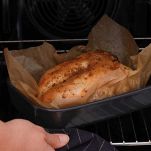 Abbassate la temperatura del forno a 180°C e proseguite la cottura per altri 60 minuti,