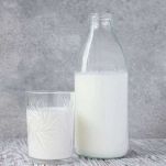 aggiungete mezzo bicchiere di latte intero nella teglia e mescolate il fondo di cottura