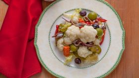 Scoprite storia e curiosità sull’insalata di rinforzo