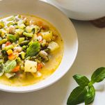 Minestra primavera impiattata