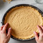 Base di biscotti nello stampo