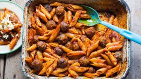 Pasta avanzata al forno con polpette e formaggio