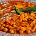 Pasta con ceci e sugo