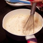 Besciamella fatta in casa nel pentolino