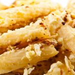 Primo piano di rigatoni con besciamella e feta