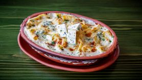 Pasta al forno con besciamella e feta