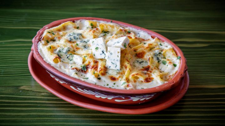 Pasta al forno con besciamella e feta