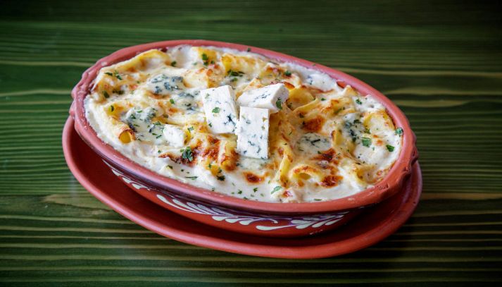 Pasta al forno con besciamella e feta
