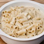 Pasta con besciamella e feta da cuocere in forno