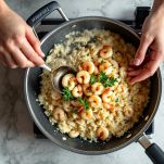 Aggiunta degli scampi al risotto