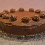 Torta decorata con Ferrero Rocher