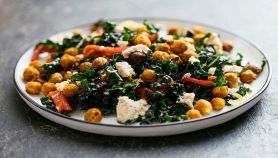 Insalata di ceci con feta e spinaci