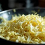 Aggiunta della verza in padella