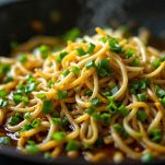 Aggiunta dei germogli e della salsa di soia