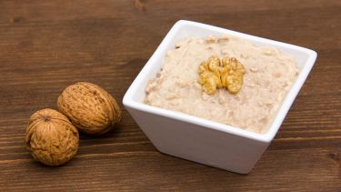 Crema di noci in ciotola