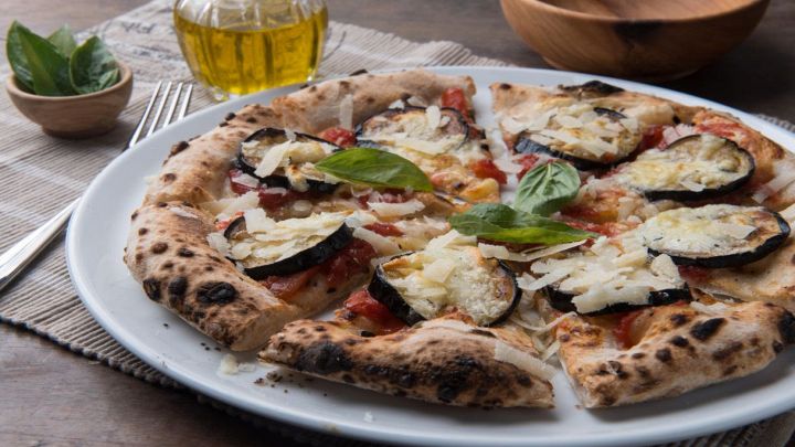 Pizza con parmigiana di melanzane