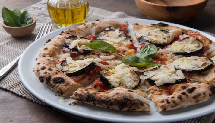 Pizza con parmigiana di melanzane