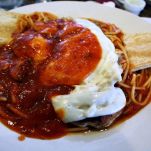 Spaghetti con pomodoro e stracciatella appena fatti