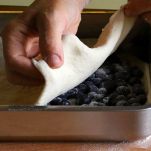 Teglia con focaccia e uva