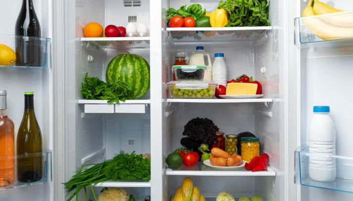 Come organizzare il frigo: trucchi e cosa usare