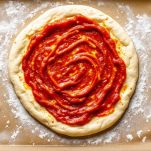 Base pizza con passata di pomodoro