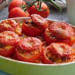 Pomodori ripieni alla siciliana appena sfornati
