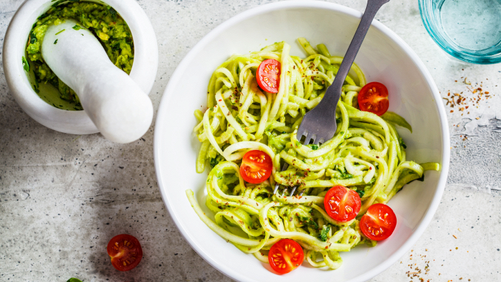 Spaghetti con pesto e pomodorini