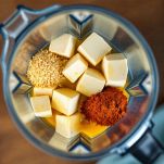 Tofu, salamoia di crauti, lievito, miso, paprika, pepe nero e aceto di vino bianco