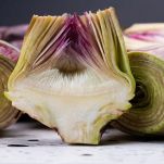 Primo piano di carciofo crudo tagliato a metà