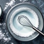 Acqua e zucchero in ciotola