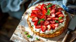 crostata allo yogurt e fragole su piatto.