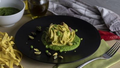 Tagliatelle al pesto di pistacchio e crema di piselli