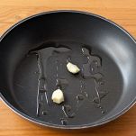 Scaldare olio con aglio in padella