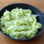 Aggiungere zucchine in padella