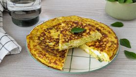 Piatto di frittata di zucchine e feta