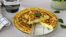 Piatto di frittata di zucchine e feta