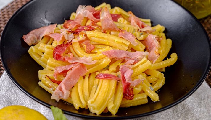 Pasta gorgonzola, curry e speck