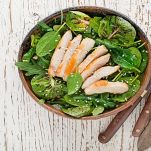 Ciotola con insalata di pollo